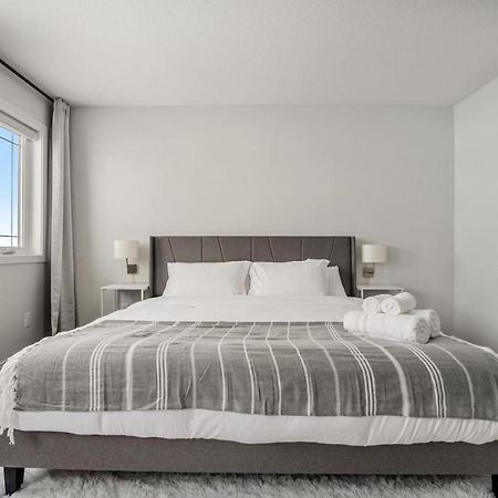 Top Rated Home With Private Garage, Near Airport, Free Banff Pass, Netflix, Sleeps 8 YYC Buitenkant foto