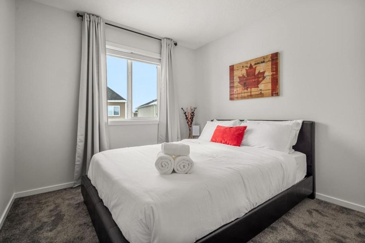 Top Rated Home With Private Garage, Near Airport, Free Banff Pass, Netflix, Sleeps 8 YYC Buitenkant foto