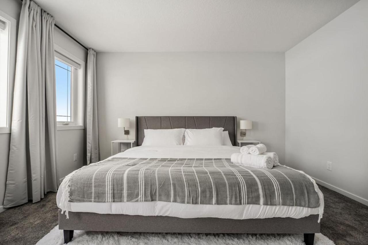 Top Rated Home With Private Garage, Near Airport, Free Banff Pass, Netflix, Sleeps 8 YYC Buitenkant foto