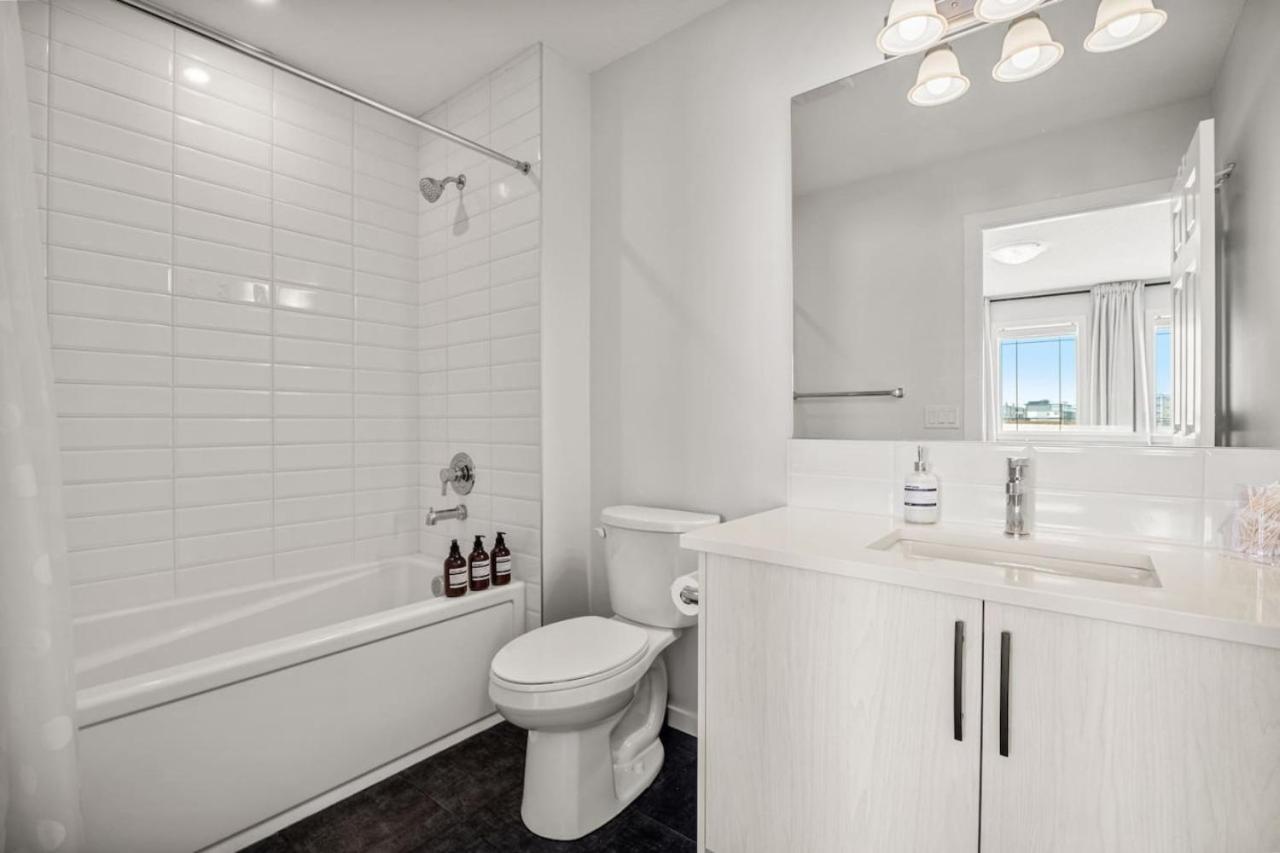Top Rated Home With Private Garage, Near Airport, Free Banff Pass, Netflix, Sleeps 8 YYC Buitenkant foto