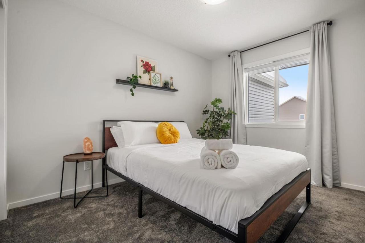 Top Rated Home With Private Garage, Near Airport, Free Banff Pass, Netflix, Sleeps 8 YYC Buitenkant foto