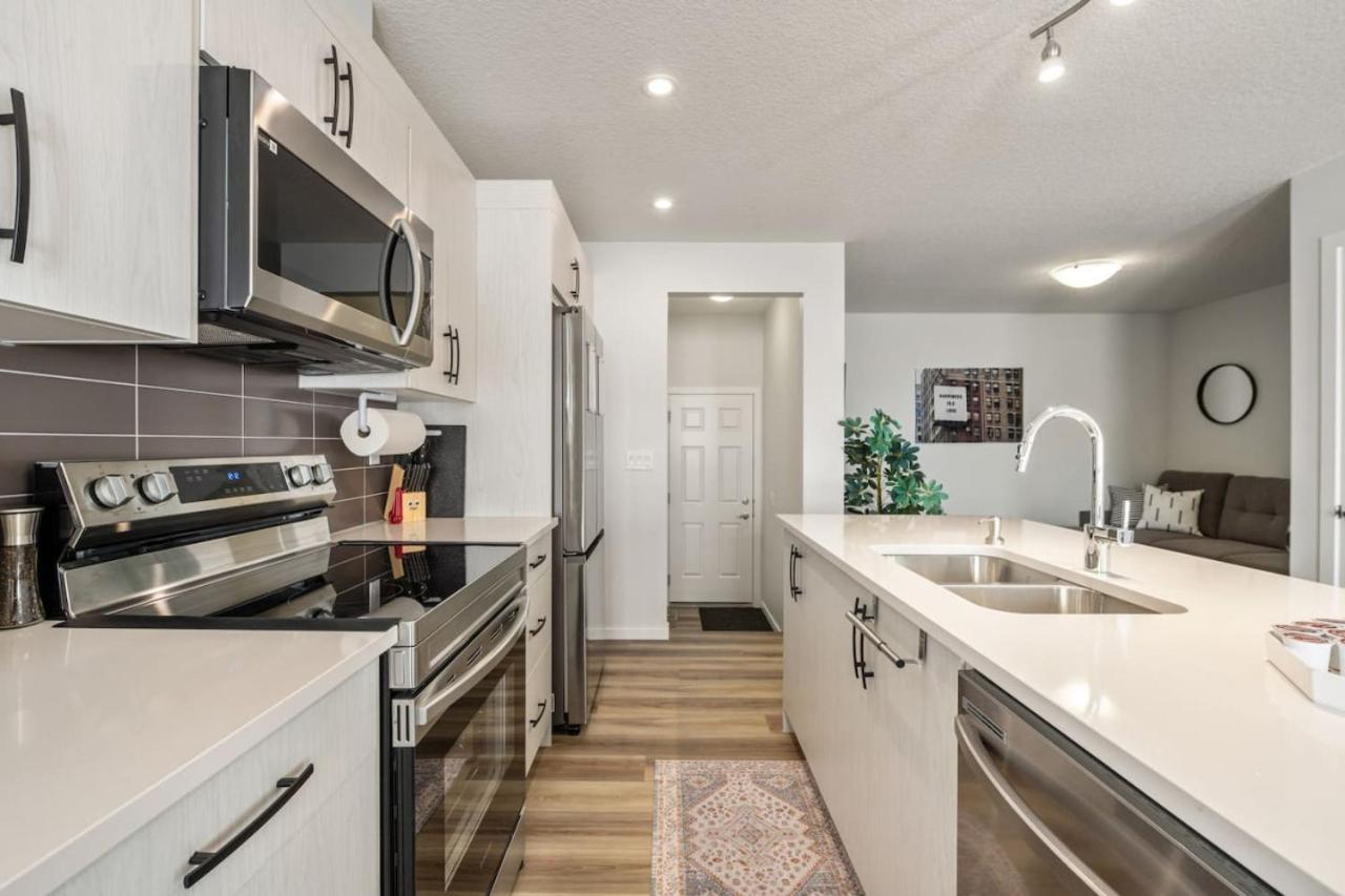 Top Rated Home With Private Garage, Near Airport, Free Banff Pass, Netflix, Sleeps 8 YYC Buitenkant foto