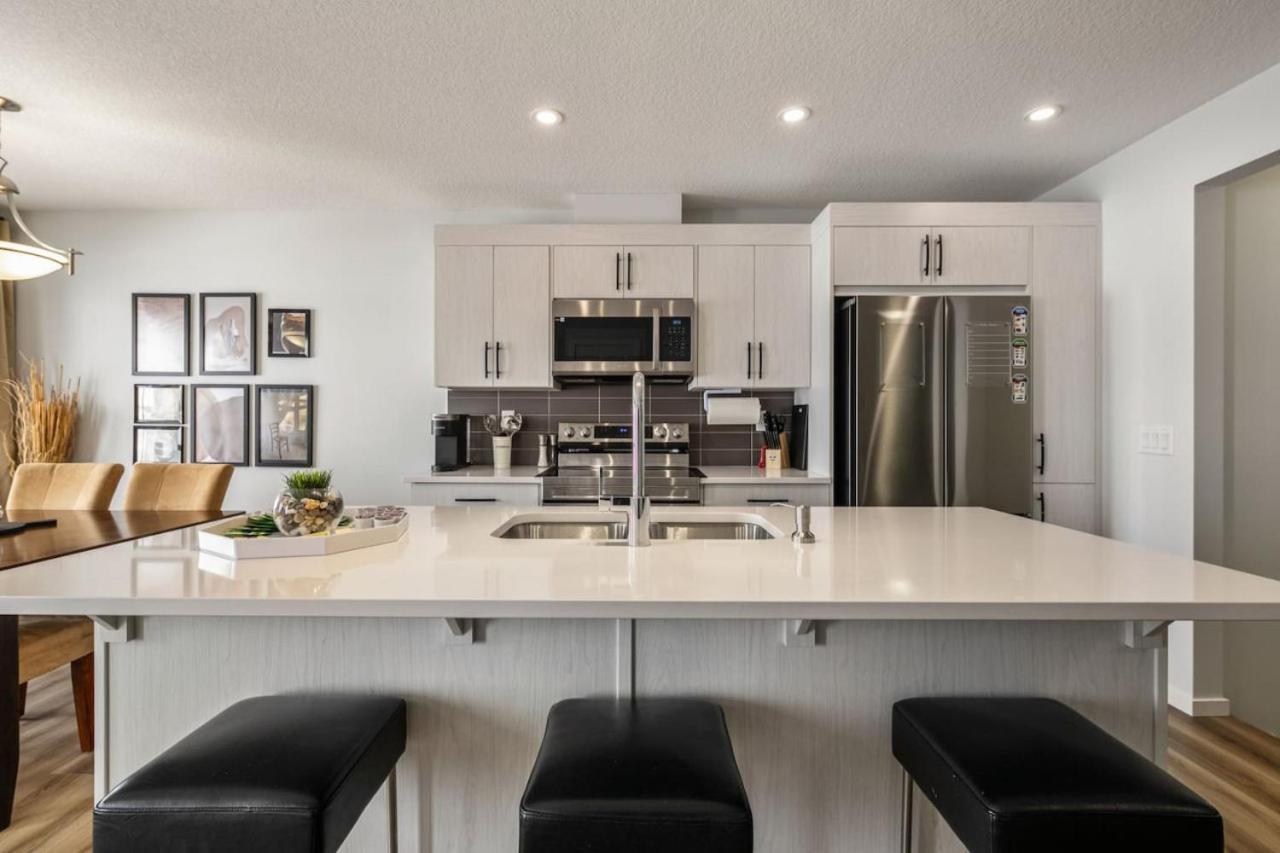 Top Rated Home With Private Garage, Near Airport, Free Banff Pass, Netflix, Sleeps 8 YYC Buitenkant foto