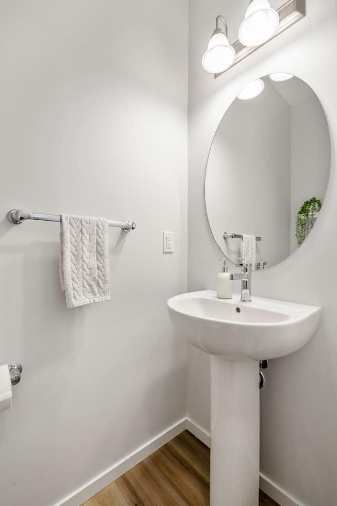 Top Rated Home With Private Garage, Near Airport, Free Banff Pass, Netflix, Sleeps 8 YYC Buitenkant foto