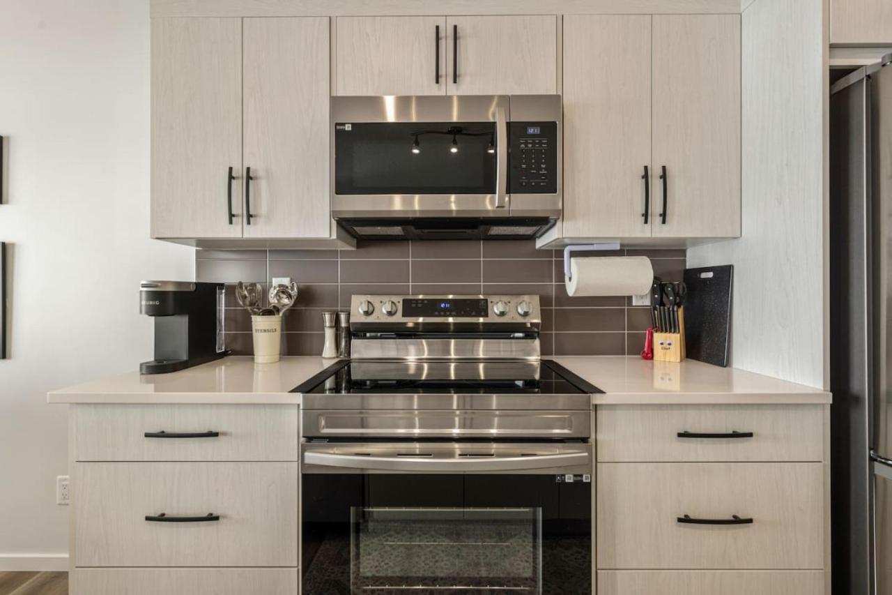 Top Rated Home With Private Garage, Near Airport, Free Banff Pass, Netflix, Sleeps 8 YYC Buitenkant foto