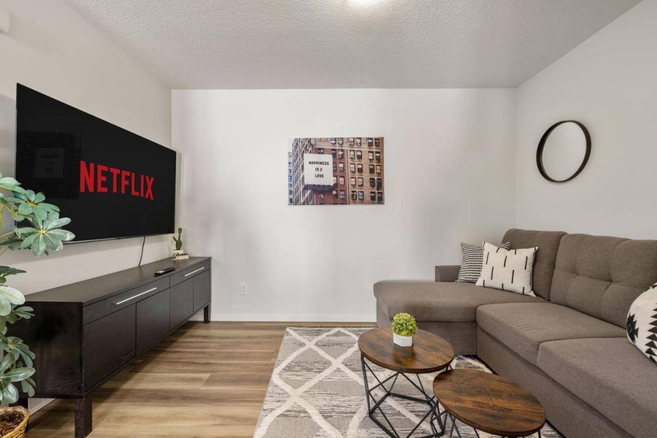 Top Rated Home With Private Garage, Near Airport, Free Banff Pass, Netflix, Sleeps 8 YYC Buitenkant foto