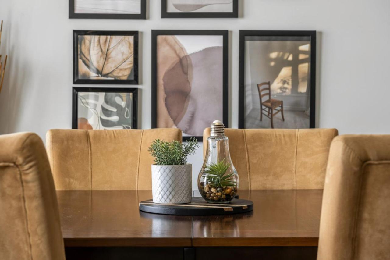 Top Rated Home With Private Garage, Near Airport, Free Banff Pass, Netflix, Sleeps 8 YYC Buitenkant foto