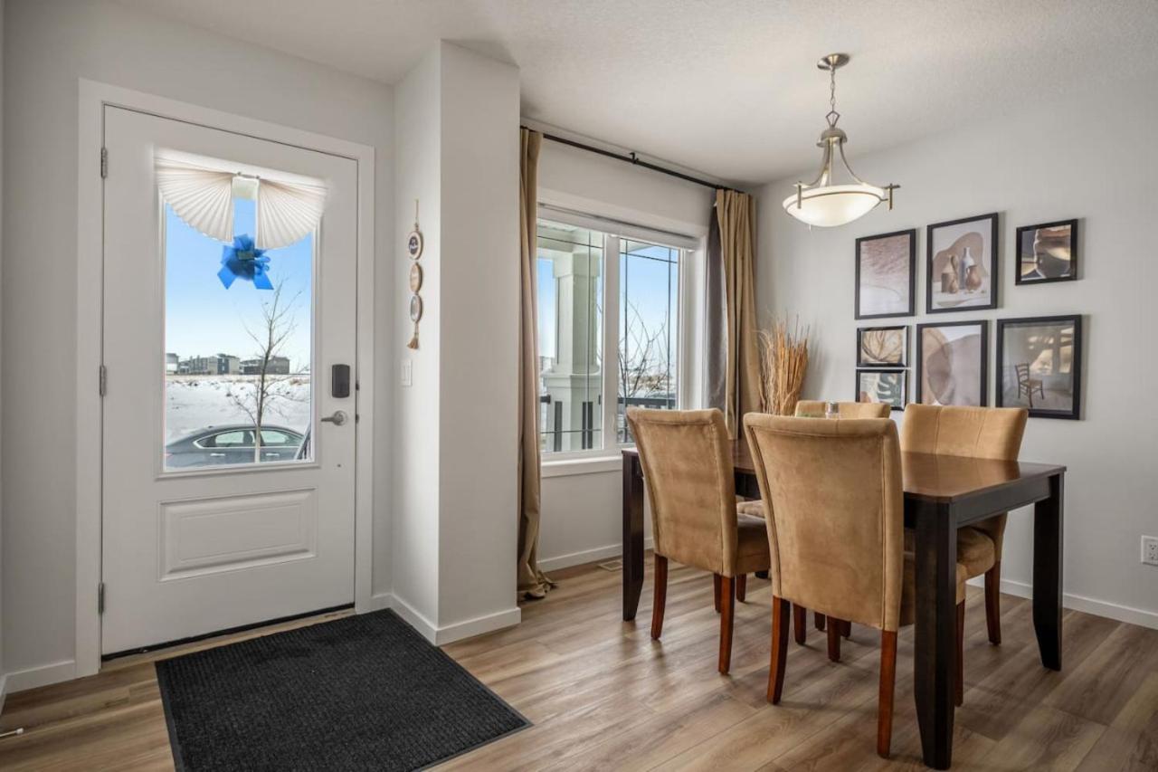 Top Rated Home With Private Garage, Near Airport, Free Banff Pass, Netflix, Sleeps 8 YYC Buitenkant foto