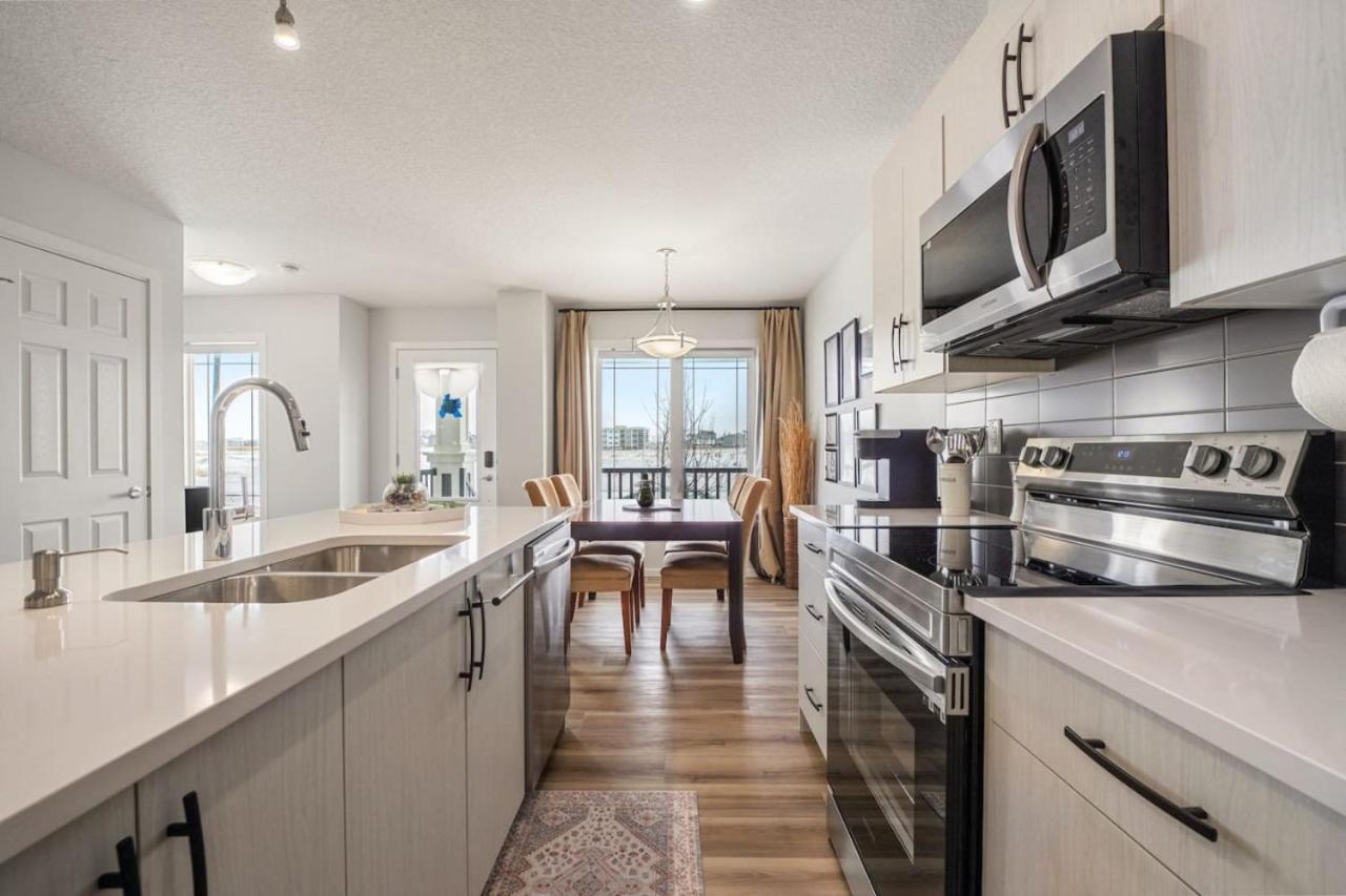 Top Rated Home With Private Garage, Near Airport, Free Banff Pass, Netflix, Sleeps 8 YYC Buitenkant foto